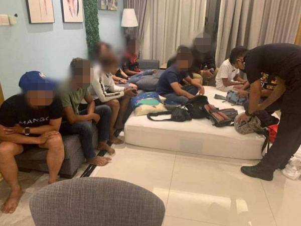 Semua individu yang ditahan dikompaun RM1,500 seorang dalam tiga serbuan berasingan oleh polis di sekitar Johor Bahru pada Selasa. (Foto: Ihsan Polis)