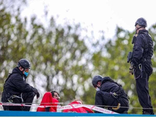 Dua aktivis kumpulan Tindakan Palestin ditangkap di atas bumbung sebuah kilang pembuat senjata Israel iaitu syarikat Elbit Systems di Leicester pada Isnin lalu. - Foto: VXP/Vedat Xhymshiti