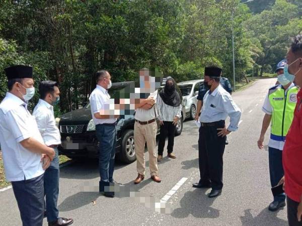Shadan (tiga dari kiri) ketika bertemu individu terbabit yang melakukan kesalahan di bawah Akta Jalan Dan Parit Bangunan 1974 di Bukit Baru.