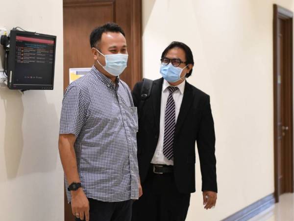 Mohd Hazrul Izham Ali Akbar, 38, (kiri) dituduh mengemukakan 30 dokumen palsu iaitu invois cukai milik Syarikat Rezeki Naga kepada KPDNKK Sabah ketika itu, bagi tujuan menipu mendapatkan tuntutan untuk membekal dan mengedar petrol RON95 serta diesel Syarikat Champion Enterprise. - Foto Bernama
