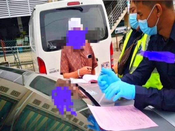 Seorang guru pencen dikompaun RM4,000 kerana memakai gelang pink di Pasar Sumayyah, Tumpat pada Rabu.