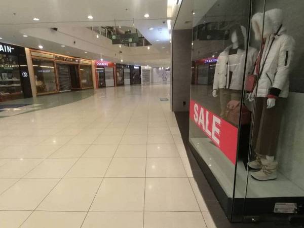 Hampir 80 peratus operasi premis perniagaan di pusat beli-belah di daerah ini ditutup.