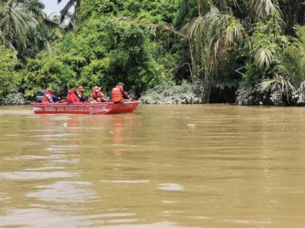 Pasukan bomba menjalankan operasi mencari dan menyelamat mangsa yang dikhuatiri lemas sejak Selasa. - Foto ihsan Bomba Perak.