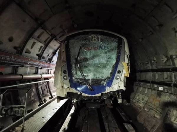 Tren LRT yang bertembung pada Isnin lepas berjaya dikeluarkan dari lokasi kemalangan. - Foto FB Wee Ka Siong