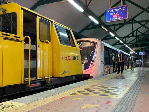 Kerja-kerja membawa keluar tren yang terlibat kemalangan pada Isnin lepas. - Foto FB Wee Ka Siong