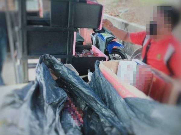 Pemuda berbaju merah ditahan selepas disyaki menjual rokok seludup di tepi Jalan Krubong Jaya 2, pada petang Rabu.