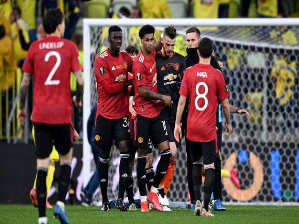 Pemain United cuba menenangkan De Gea yang gagal menyempurnakan sepakan penalti.