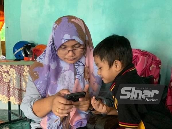 Pembelajaran melalui telefon banyak membantu Harraz mengenal dunia sekeliling walaupun tidak dapat mendengar dan bercakap.