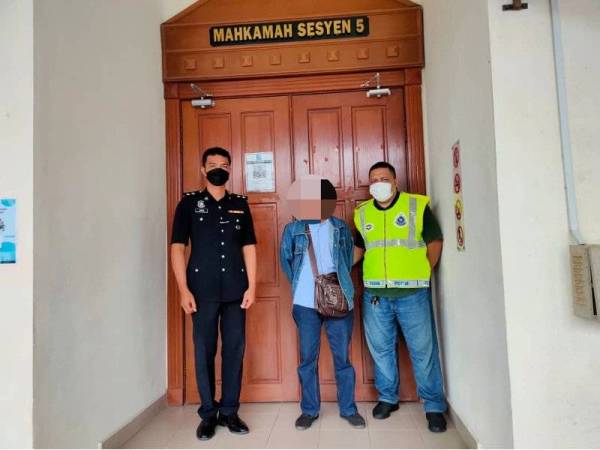 Seorang pengamal perubatan didakwa di Mahkamah Sesyen pada Khamis atas pertuduhan melakukan jenayah seksual terhadap pesakitnya, pada Mac lepas.