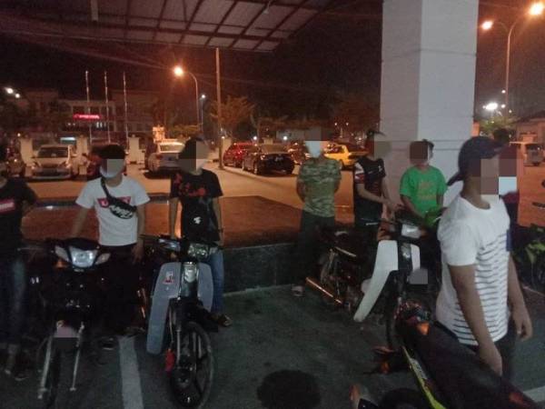 Antara remaja bermotosikal yang ditahan di Jalan Kampung Sungai Kelambu, Banting pada Rabu.