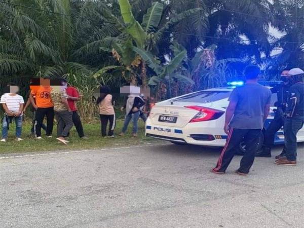 Polis menahan 20 remaja bermotosikal termasuk tiga perempuan di Jalan Kampung Sungai Kelambu, Banting pada Rabu.