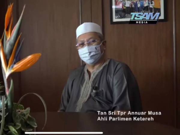 Annuar ambil pendekatan guna loghat Kelantan untuk mengajak rakyat Kelantan ambil suntikan vaksin.