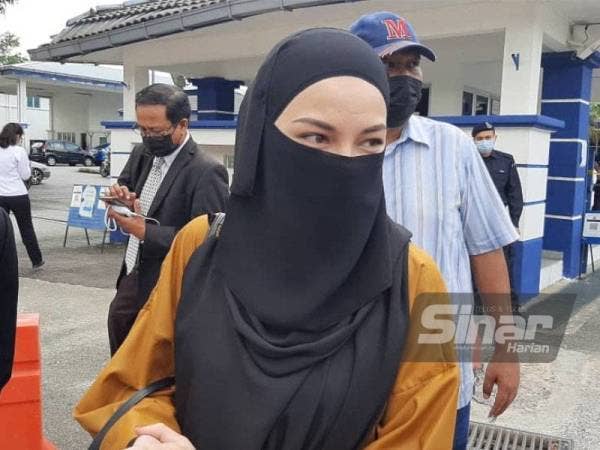 Neelofa ketika hadir ke IPD Seremban pada Isnin lalu. - 