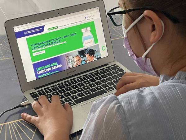 KKMM sedang melipatgandakan usaha menyalurkan maklumat mengenai pendaftaran suntikan vaksin terutama di kawasan luar bandar. - Gambar hiasan 