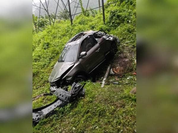 Kenderaan dinaiki tiga sekeluarga 'total lost' selepas terbabit dalam kemalangan maut di Tapah. - Foto ihsan PDRM