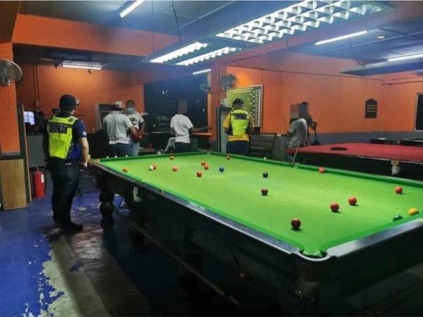 Empat lelaki dan seorang penjaga premis dikompaun kerana melanggar pematuhan Perintah Kawalan Pergerakan PKP 3.0 dalam satu pemeriksaan di sebuah premis di Telok Mas, di sini petang Khamis.