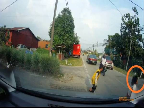 Mangsa (dalam bulatan) dilaporkan parah selepas dilanggar sebuah kenderaan ketika melintas jalan di Kampung Delek Kanan, Klang pada Rabu.