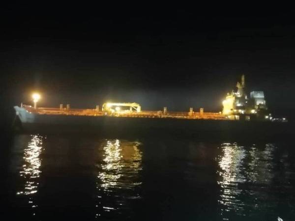 Kapal tangki dari Denmark yang didapati bersauh tanpa kebenaran dalam Op Jangkar Haram di perairan Johor Timur, pada Khamis. - Foto Maritim