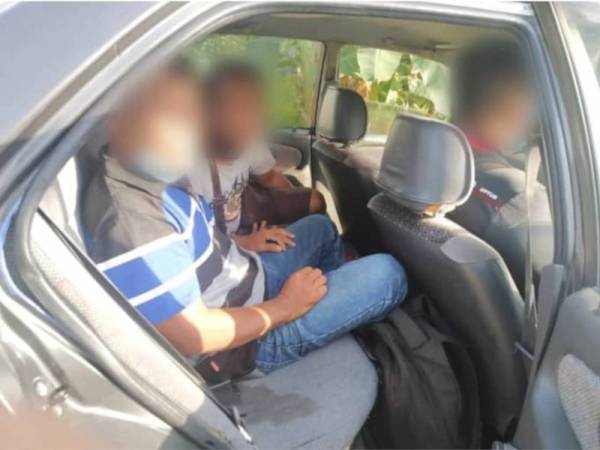 Tiga lelaki yang ditahan dalam Ops Benteng di Jalan Kampung Sinar Harapan dekat Pekan Nenas pada Khamis. - Foto PGA