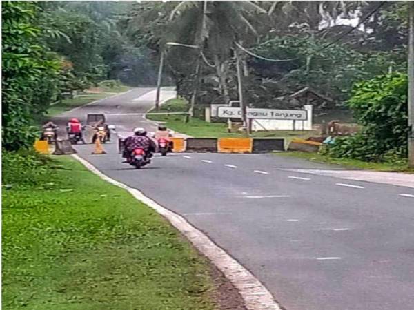 Konkrit pengadang di Jalan Bangau Tanjung menghala ke bandar Temerloh yang dialihkan pada Jumaat.