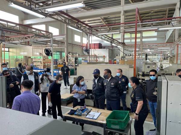 Saravanan (tengah) membuat lawatan mengejut bagi meninjau pematuhan Akta Standard Minimum Perumahan, Penginapan dan Kemudahan Pekerja 1990 (Akta 446) di sebuah kilang, pada Jumaat.