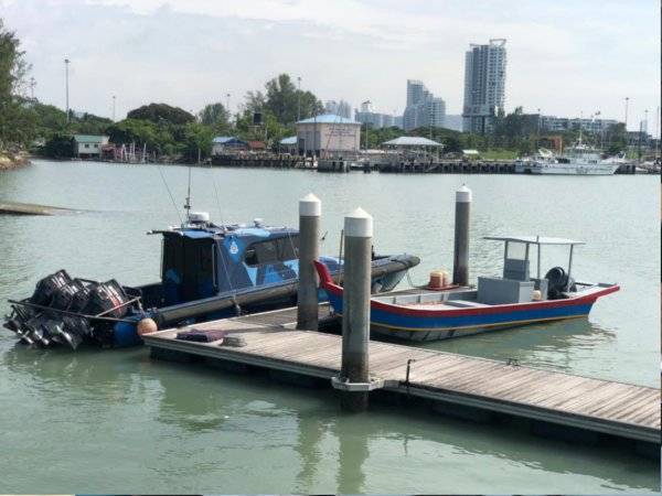 Bot fiber yang digunakan suspek untuk membawa syabu yang ditahan polis pada Khamis.