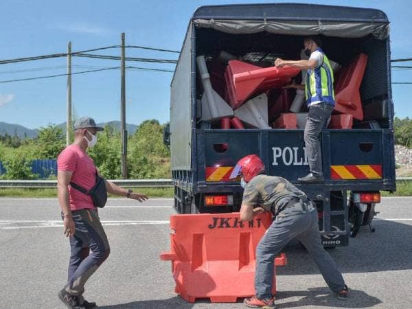 Anggota penguat kuasa menyusun penghadang jalan sebagai persiapan PKPD di mukim Kuala Berang bermula Sabtu.