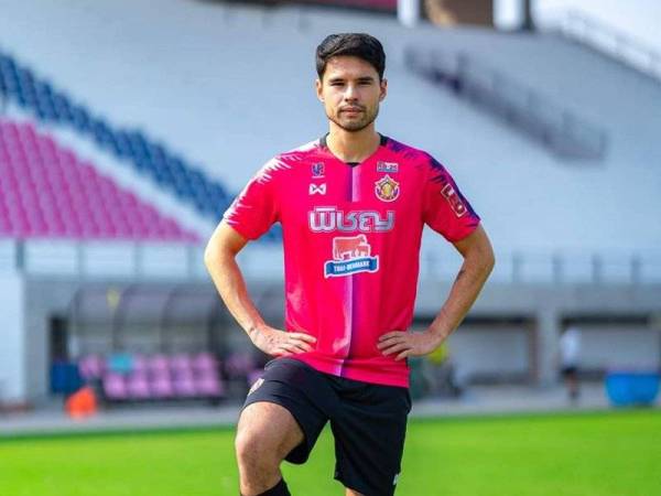 Swirad beraksi bersama Nongbua Pitchaya.