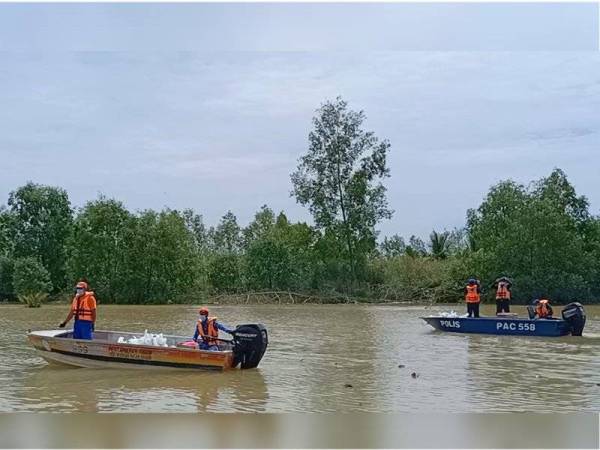 Petugas keselamatan terpaksa menggunakan pengangkutan air untuk menghantar bekalan makanan kepada penduduk di PKPD Kepulauan Tumpat.