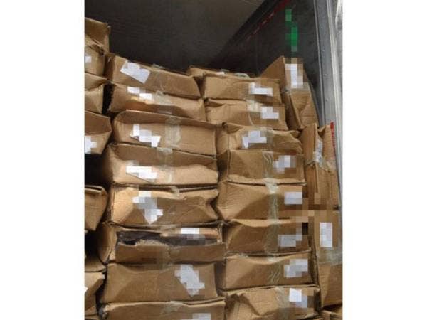 Kesemua barangan dagangan dianggarkan bernilai RM56,570.55 dirampas kerana berbeza dengan komoditi yang diiystihar pada permit import sah dikeluarkan Maqis.