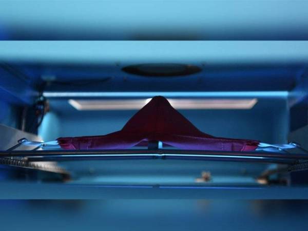 Mesin hibrid Wash Easy mencuci pelitup muka kain yang boleh digunakan semula dalam waktu singkat. - Foto Bernama