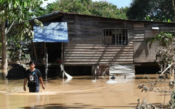Sebuah rumah yang turut terjejas dengan banjir di Kampung Lama Tenom- Foto Bernama