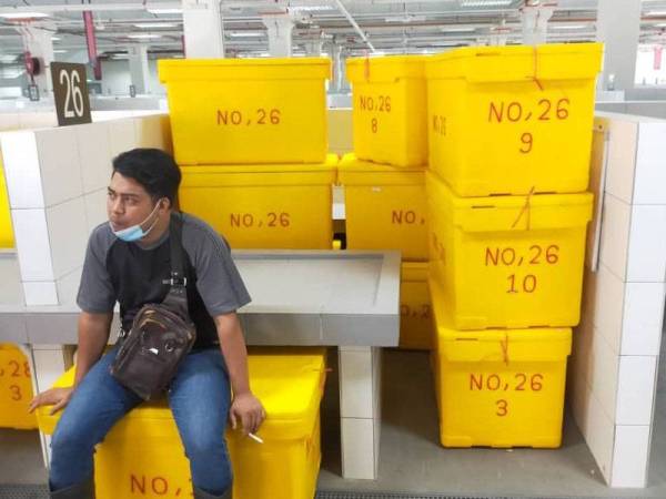 Tapak niaga yang kecil menyukarkan peniaga meletakkan stok barangan.