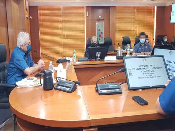 Hamzah (kiri) mempengerusikan Mesyuarat Khas Pelaksanaan 'Total Lockdown' Fasa Pertama di KDN pada Sabtu.