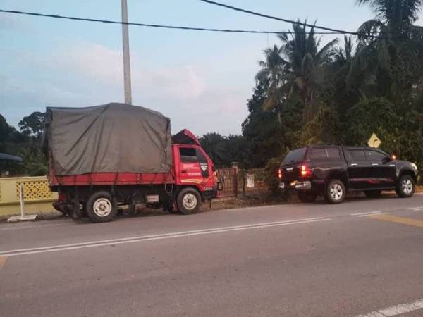 Kenderaan yang digunakan bagi tujuan memindahkan kayu balak jenis kelat secara haram yang disita JPNK pada Jumaat. - Foto JPNK