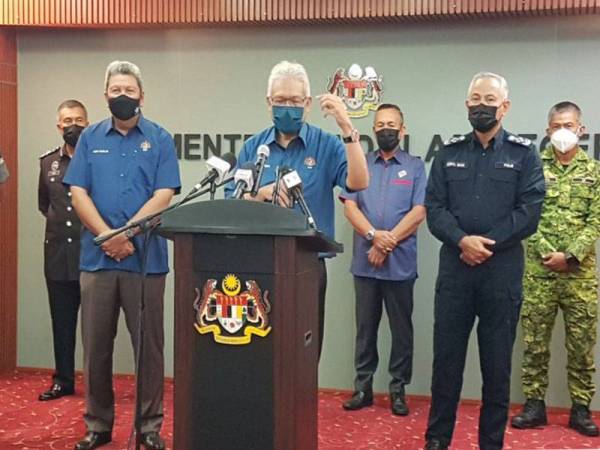 Hamzah menjawab soalan pemberita pada sidang media selepas mempengerusikan Mesyuarat Khas Pelaksanaan 'Total Lockdown' Fasa Pertama peringkat KDN di kementerian itu, pada Sabtu.