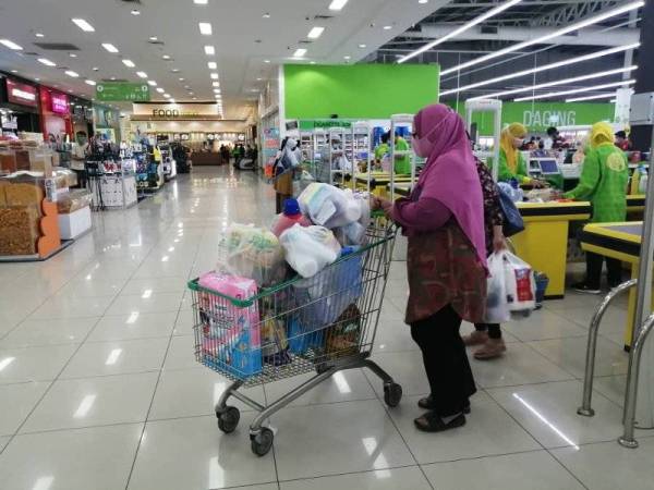 Mama Mia bersama barangan yang dibeli untuk kegunaan sebulan termasuk barangan bayi.