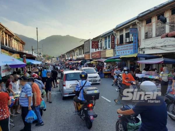 Penjaja di tepi jalan dilihat antara penyumbang kepada kesesakkan jalan raya di Pasar Awam Air Itam.