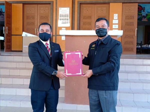 Majlis serah terima tugas Pengarah PKRC Kelantan antara Dr Azman (kanan) dan Dr Mohd Zurairee di PKRC Tanjong Chat, Kota Bharu pada Ahad.