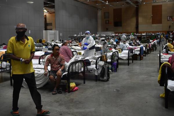 Antara pesakit Covid-19 yang dimasukkan di Pusat Kuarantin dan Rawatan Covid-19 (PKRC) Bersepadu 2.0 MAEPS ketika tinjauan baru-baru ini. -Foto Bernama