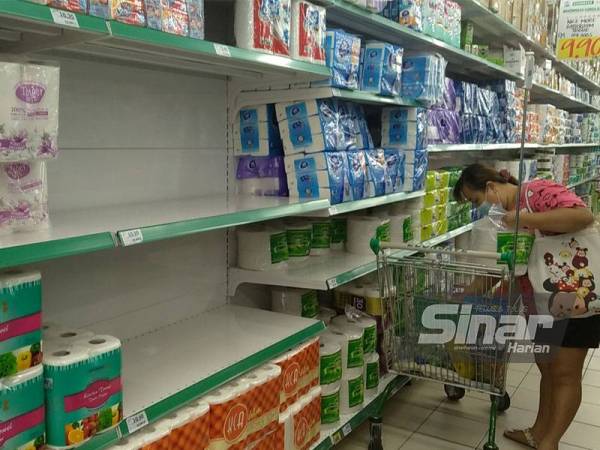 Keadaan Pasaraya Econsave di Taman Teratai Skudai, Johor Bahru pada Ahad lebih tenang dengan bilangan pelanggan tidak terlalu ramai berbanding pada Sabtu.