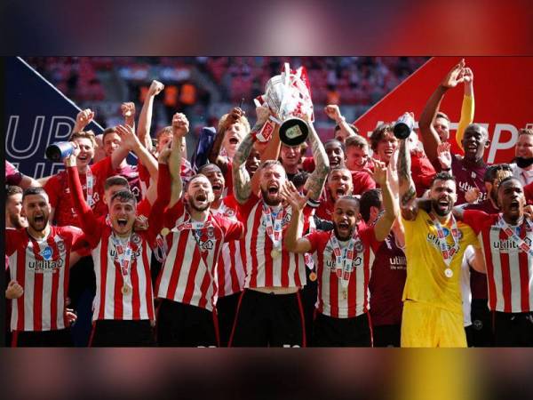 Pemain Brentford meraikan kejayaan kembali ke saingan tertinggi liga Inggeris selepas kali terakhir melakukannya pada 1947.