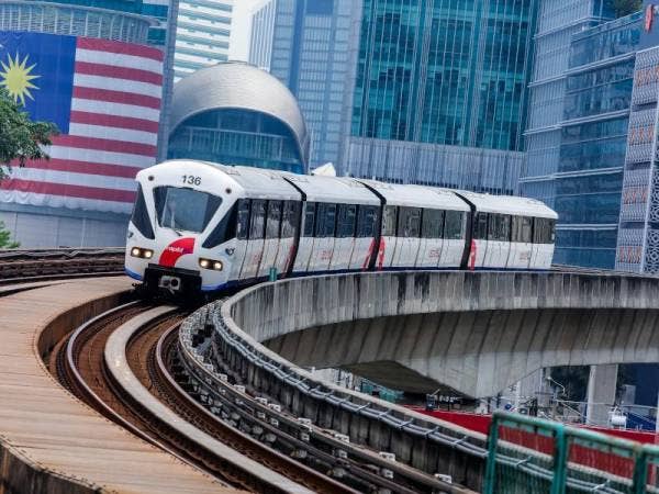 Semua operator pengangkutan awam darat dan laut dibenarkan beroperasi pada kadar 50 peratus kapasiti penumpang. - Foto 123RF