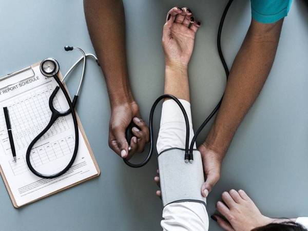 Suspek yang ditahan oleh anggota polis perlu menjalani pemeriksaan kesihatan bagi mengelak insiden tahanan meninggal dunia di dalam lokap.