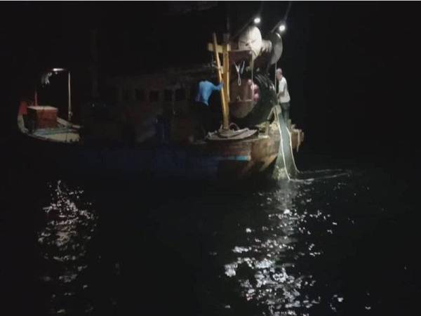 Sebuah bot nelayan tempatan kelas B ditahan selepas disyaki melanggar syarat sah lesen di perairan Pulau Pangkor, pada Isnin.
