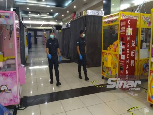 Anggota polis melakukan pemantauan di sebuah pusat beli belah di Taman Abad, Johor Bahru pada hari pertama Sekatan Pergerakan Penuh.