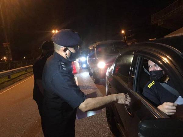 Mohd Hedzir ketika meninjau SJR di Lebuh AMJ Paya Rumput, Melaka pada Selasa.