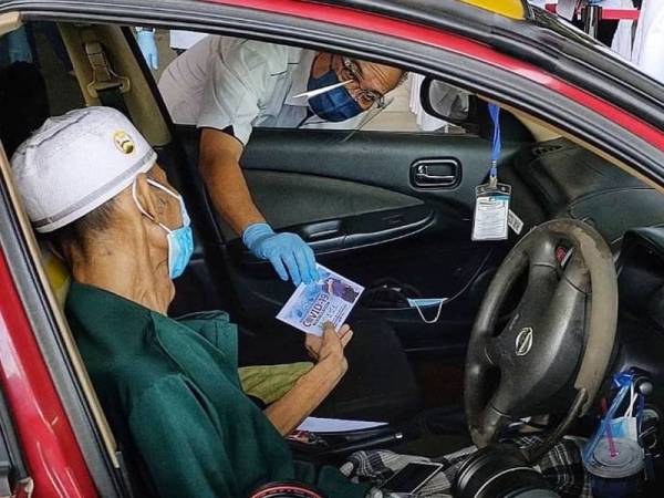 Pemandu teksi, Tun Mohd Rosidi Tun Abdullah menerima sumbangan berupa wang tunai daripada Wan Rosdy di Terminal Sentral Kuantan pada Selasa.