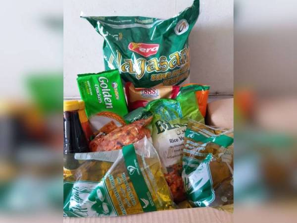 Barangan asas dalam bakul makanan yang diberikan kepada penduduk.
