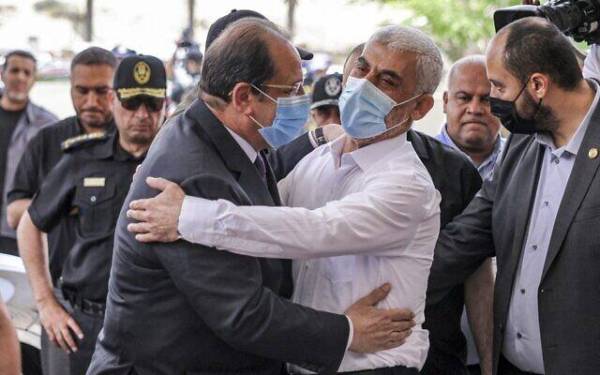 Sinwar (kanan) menyambut mesra ketibaan Kamel di Genting Gaza pada Isnin. - Foto AFP